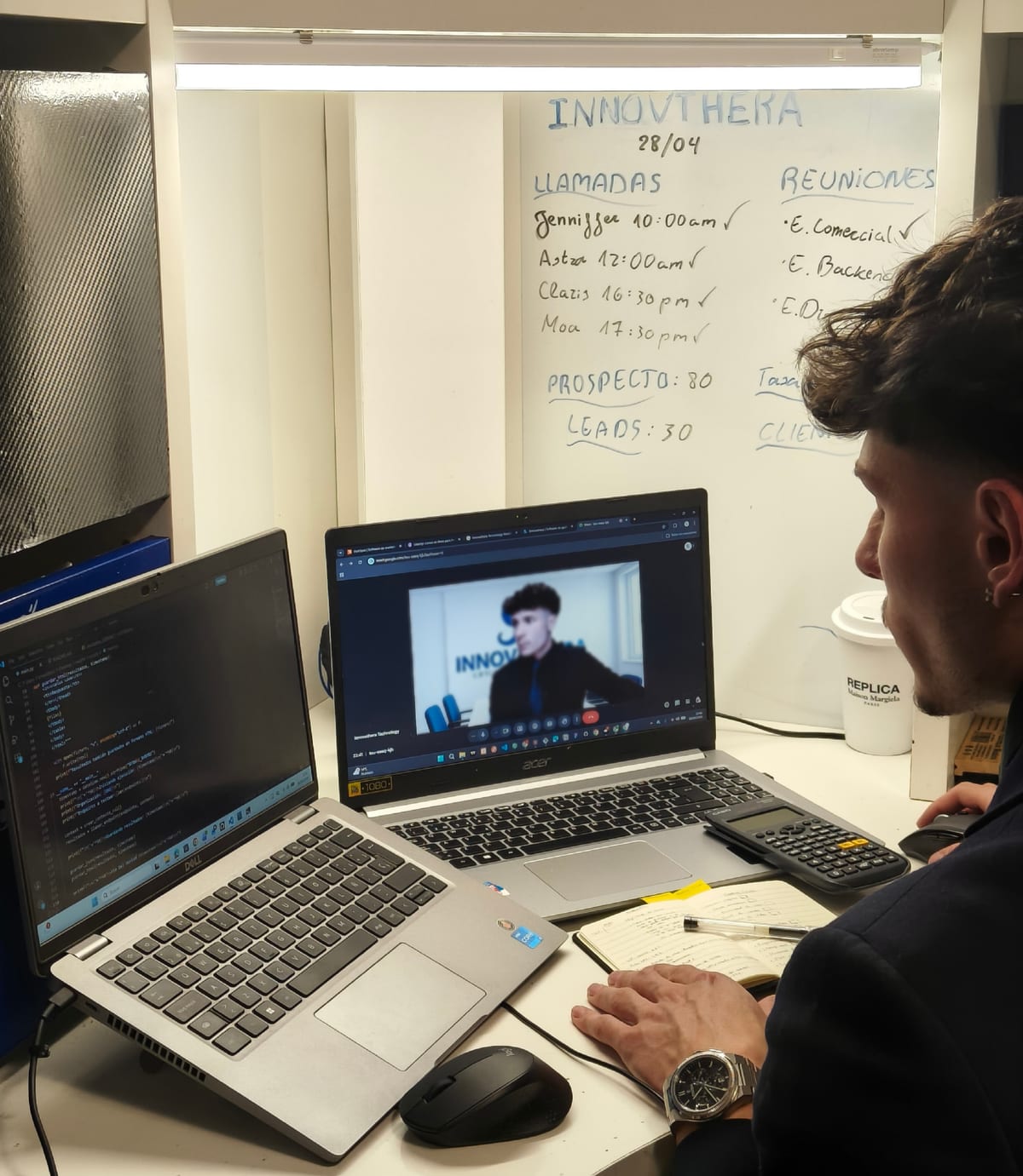 Teodor Chavdarov, fundador de Innovathera Technology, en una sesión de trabajo: videollamada con cliente, código en pantalla y pizarra con métricas comerciales reales